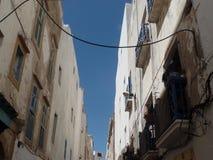 Il bianco tipico ha lavato le costruzioni in Essaouira, Marocco fotografia stock libera da diritti Il bianco tipico ha lavato le costruzioni in Essaouira, Marocco fotografia stock libera da diritti