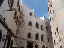 Il bianco tipico ha lavato le costruzioni in Essaouira, Marocco fotografia stock Il bianco tipico ha lavato le costruzioni in Essaouira, Marocco fotografia stock