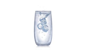 Il bicchiere d'acqua con i cubetti di ghiaccio è caduto dentro royalty illustrazione gratis Il bicchiere d'acqua con i cubetti di ghiaccio è caduto dentro royalty illustrazione gratis