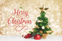 Il Buon Natale funziona con l'albero di natale con il decorat della palla e della ciliegia immagine stock libera da diritti Il Buon Natale funziona con l'albero di natale con il decorat della palla e della ciliegia immagine stock libera da diritti