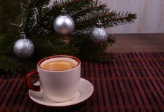 Il buongiorno o ha Buon Natale di un giorno piacevole Tazza di caffè con i biscotti ed il ramo fresco del pino o dell'abete fotografie stock libere da diritti Il buongiorno o ha Buon Natale di un giorno piacevole Tazza di caffè con i biscotti ed il ramo fresco del pino o dell'abete fotografie stock libere da diritti