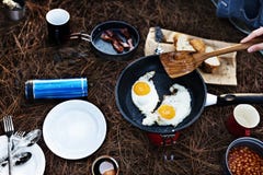 Il caffè di Fried Egg Bean Bacon Bread si rilassa la cottura fotografia stock Il caffè di Fried Egg Bean Bacon Bread si rilassa la cottura fotografia stock