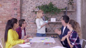 Il capo di buon compleanno, giovane gruppo degli impiegati creativi si congratula la festa felice del mentore della donna e dà l' stock footage Il capo di buon compleanno, giovane gruppo degli impiegati creativi si congratula la festa felice del mentore della donna e dà l' stock footage
