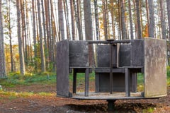 Il carosello dei bambini vuoti nel parco di autunno fra le foglie Vecchio carosello fotografia stock libera da diritti Il carosello dei bambini vuoti nel parco di autunno fra le foglie Vecchio carosello fotografia stock libera da diritti