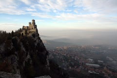 Il castello su una montagna fotografie stock Il castello su una montagna fotografie stock