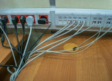 Il cavo ed i connettori si sono collegati ai connettori del server immagini stock libere da diritti Il cavo ed i connettori si sono collegati ai connettori del server immagini stock libere da diritti
