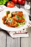 Il cavolo farcito con carne e riso è servito con le patate e la salsa al pomodoro bollite Immagini Stock Libere da Diritti Il cavolo farcito con carne e riso è servito con le patate e la salsa al pomodoro bollite Immagini Stock Libere da Diritti