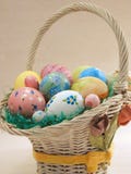 Il cestino di Pasqua in pieno delle uova fotografia stock Il cestino di Pasqua in pieno delle uova fotografia stock