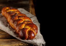 Il Challah o Hala è un brea fresco dolce ebreo tradizionale di sabato immagine stock libera da diritti Il Challah o Hala è un brea fresco dolce ebreo tradizionale di sabato immagine stock libera da diritti