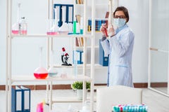 Il chimico femminile che lavora nel laboratorio dell'ospedale Immagini Stock Libere da Diritti Il chimico femminile che lavora nel laboratorio dell'ospedale Immagini Stock Libere da Diritti