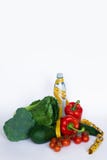 Il cibo sano, essendo a dieta, dimagrendo e pesa il concetto di perdita Verdure, acqua e nastro di misurazione su fondo bianco immagini stock libere da diritti Il cibo sano, essendo a dieta, dimagrendo e pesa il concetto di perdita Verdure, acqua e nastro di misurazione su fondo bianco immagini stock libere da diritti