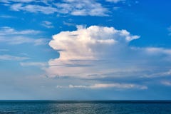 Il cielo con si rannuvola il mare fotografia stock Il cielo con si rannuvola il mare fotografia stock