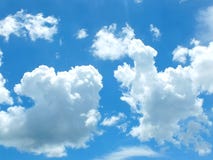 Il cielo di mattina, il nuvoloso blu luminoso, galleggiare, bianco, schiumoso fotografia stock Il cielo di mattina, il nuvoloso blu luminoso, galleggiare, bianco, schiumoso fotografia stock