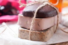 Il cioccolato, arancia e sfrega i saponi fotografia stock Il cioccolato, arancia e sfrega i saponi fotografia stock