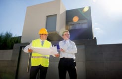 Il cliente infelice nello sforzo e nel lavoratore del caporeparto del costruttore con il casco e la maglia che discutono all'aper Fotografia Stock Il cliente infelice nello sforzo e nel lavoratore del caporeparto del costruttore con il casco e la maglia che discutono all'aper Fotografia Stock