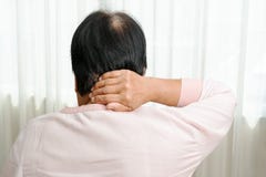 Il collo e la spalla fanno soffrire, donna anziana che soffrono dal collo e ferita sulla spalla, concetto di problema sanitario fotografia stock libera da diritti Il collo e la spalla fanno soffrire, donna anziana che soffrono dal collo e ferita sulla spalla, concetto di problema sanitario fotografia stock libera da diritti