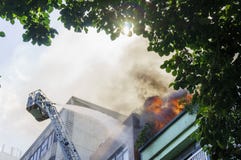 Il combattente di fuoco sta combattendo contro il disastro del fuoco fotografie stock Il combattente di fuoco sta combattendo contro il disastro del fuoco fotografie stock