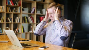 il commerciante finanziario online sollecitato reagisce mentre guarda l'arresto di affare video d archivio il commerciante finanziario online sollecitato reagisce mentre guarda l'arresto di affare video d archivio