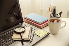 Il computer portatile sullo scrittorio del lavoro, alla tastiera è autoadesivo incollato con qualità di parola Scrittorio bianco fotografia stock libera da diritti Il computer portatile sullo scrittorio del lavoro, alla tastiera è autoadesivo incollato con qualità di parola Scrittorio bianco fotografia stock libera da diritti