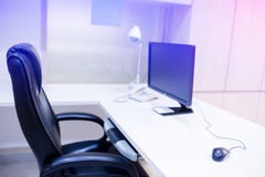 Il computer è sulla tavola in un interno luminoso fotografia stock Il computer è sulla tavola in un interno luminoso fotografia stock