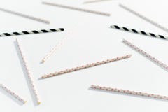 Il concetto delle paglie colorate multi per bere sul fondo bianco immagini stock Il concetto delle paglie colorate multi per bere sul fondo bianco immagini stock