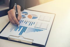 Il concetto di affari, giovane ` s della donna di affari passa il lavoro con il fina immagini stock Il concetto di affari, giovane ` s della donna di affari passa il lavoro con il fina immagini stock