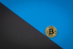 Il concetto di caduta del bitcoin, la moneta sta rotolando giù immagini stock libere da diritti Il concetto di caduta del bitcoin, la moneta sta rotolando giù immagini stock libere da diritti
