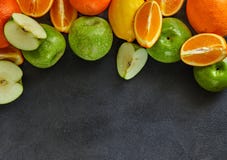 Il concetto di cibo sano, dell'agrume fresco e delle mele fotografie stock libere da diritti Il concetto di cibo sano, dell'agrume fresco e delle mele fotografie stock libere da diritti