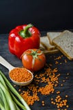 Il concetto di cibo sano Fondo sano equilibrato di cibo Lenticchie, pane bianco, verdure, verdi su un di legno scuro fotografie stock Il concetto di cibo sano Fondo sano equilibrato di cibo Lenticchie, pane bianco, verdure, verdi su un di legno scuro fotografie stock