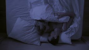Il concetto di insonnia, i tiri delle coppie nel suo dorme, una vista superiore video d archivio Il concetto di insonnia, i tiri delle coppie nel suo dorme, una vista superiore video d archivio
