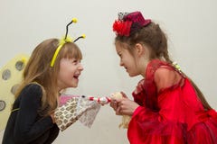 Il conflitto fra due sorelle i bambini stanno combattendo, lotta più per il giocattolo immagine stock Il conflitto fra due sorelle i bambini stanno combattendo, lotta più per il giocattolo immagine stock