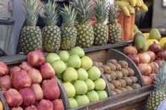 Il contatore della frutta è stato tirato ad angolo Y fotografia stock libera da diritti Il contatore della frutta è stato tirato ad angolo Y fotografia stock libera da diritti