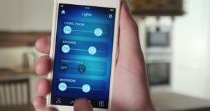 Il controllo si accende nell'appartamento facendo uso dello smartphone app Il controllo si accende nell'appartamento facendo uso dello smartphone app