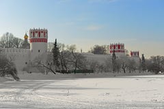 Il convento di Novodevichy, anche conosciuto come il monastero 17 secolo e grande Novodevichy di Bogoroditse-Smolensky accumula n fotografie stock Il convento di Novodevichy, anche conosciuto come il monastero 17 secolo e grande Novodevichy di Bogoroditse-Smolensky accumula n fotografie stock