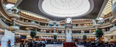 Il corridoio principale dell'aeroporto internazionale diHartsfield-Jackson Atlanta fotografie stock libere da diritti Il corridoio principale dell'aeroporto internazionale diHartsfield-Jackson Atlanta fotografie stock libere da diritti