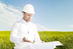 Il costruttore dell'ingegnere è scontentato con la documentazione difficile del progetto Lavoratore con i modelli su fondo del pr fotografia stock Il costruttore dell'ingegnere è scontentato con la documentazione difficile del progetto Lavoratore con i modelli su fondo del pr fotografia stock