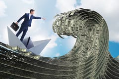 Il crogiolo di guida di carta dell'uomo d'affari nel mare del dollaro immagini stock Il crogiolo di guida di carta dell'uomo d'affari nel mare del dollaro immagini stock