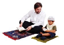 Il culto dei musulmani è activites in mese santo di Ramadan immagine stock libera da diritti Il culto dei musulmani è activites in mese santo di Ramadan immagine stock libera da diritti
