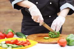 Il cuoco taglia le verdure fresche dell'azienda agricola fotografia stock libera da diritti Il cuoco taglia le verdure fresche dell'azienda agricola fotografia stock libera da diritti