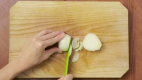 Il cuoco unico della donna prepara le cipolle nella cucina Vista da sopra stock footage Il cuoco unico della donna prepara le cipolle nella cucina Vista da sopra stock footage