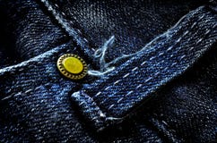 Il denim sfilacciato ansima il bottone immagine stock Il denim sfilacciato ansima il bottone immagine stock