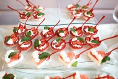 Il dessert di varietà di nozze agglutina, in vasi con i cucchiai, crema e fragole cremose, cuore del biglietto di S. Valentino co fotografia stock libera da diritti Il dessert di varietà di nozze agglutina, in vasi con i cucchiai, crema e fragole cremose, cuore del biglietto di S. Valentino co fotografia stock libera da diritti