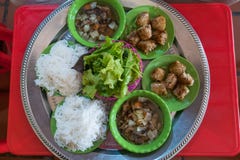 Il ` di Cha del panino del ` è un piatto vietnamita di carne di maiale arrostita e della tagliatella fotografia stock libera da diritti Il ` di Cha del panino del ` è un piatto vietnamita di carne di maiale arrostita e della tagliatella fotografia stock libera da diritti