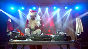 Il DJ Santa Claus che confonde un certo evento di Natale video d archivio Il DJ Santa Claus che confonde un certo evento di Natale video d archivio