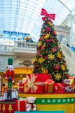 Il Dubai, Emirati Arabi Uniti - 12 dicembre 2018: Albero di Natale decorato con i regali nel centro commerciale fotografie stock Il Dubai, Emirati Arabi Uniti - 12 dicembre 2018: Albero di Natale decorato con i regali nel centro commerciale fotografie stock