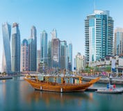 Il Dubai - i grattacieli del porticciolo e delle barche Immagine Stock Il Dubai - i grattacieli del porticciolo e delle barche Immagine Stock