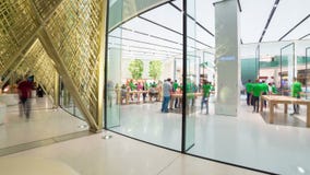 IL DUBAI, UAE - MAGGIO 2017: La gente commovente Apple di Timelapse immagazzina nel centro commerciale del Dubai video d archivio IL DUBAI, UAE - MAGGIO 2017: La gente commovente Apple di Timelapse immagazzina nel centro commerciale del Dubai video d archivio
