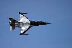 Il falco di combattimento del F-16 della General Dynamics è un velivolo di caccia di jet polivalente originale sviluppato da Gene immagine stock Il falco di combattimento del F-16 della General Dynamics è un velivolo di caccia di jet polivalente originale sviluppato da Gene immagine stock
