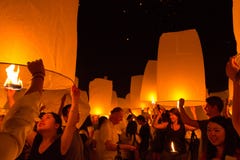 Il festival di lanterna del fuoco a Chiang Mai, Tailandia Fotografia Stock Il festival di lanterna del fuoco a Chiang Mai, Tailandia Fotografia Stock