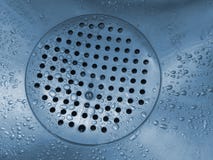 Il fondo di un lavandino riempito di gocce di acqua fotografia stock Il fondo di un lavandino riempito di gocce di acqua fotografia stock